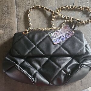 Chic Black Quilted Shoulder Bag with Gold Chain